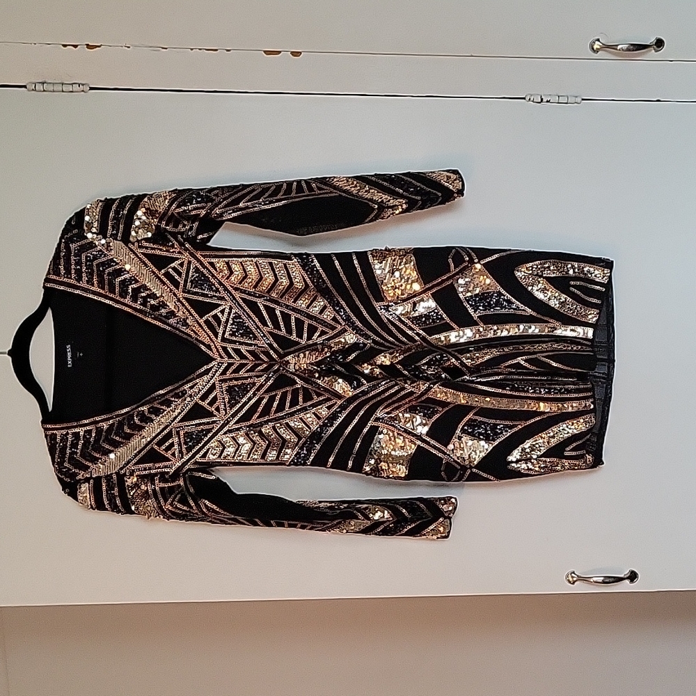 Express, S, sequin